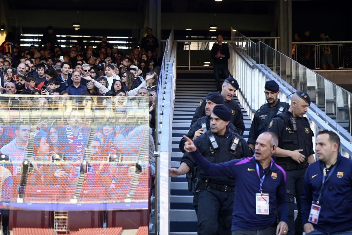 Barcelona. 07.11.2025.  Deportes.  Mossos de Esquadra supervisando los accesos  durante el entrenamiento de los jugadores del Barça en el Spotify Camp Nou en el primer test con asistencia de público en el estadio. Fotografía de Jordi Cotrina