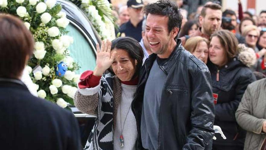 Los padres de Gabriel, durante el funeral.