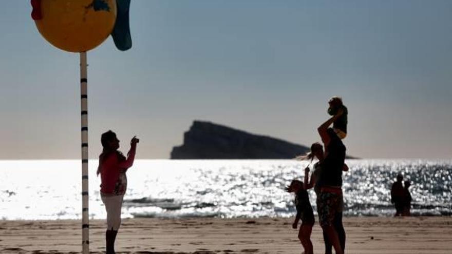 Una imagen de turistas disfrutando ayer de la playa de Levante de Benidorm.