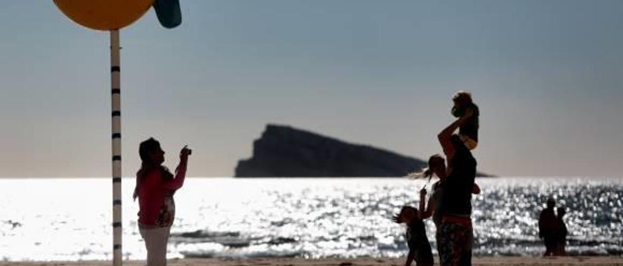 Una imagen de turistas disfrutando ayer de la playa de Levante de Benidorm.