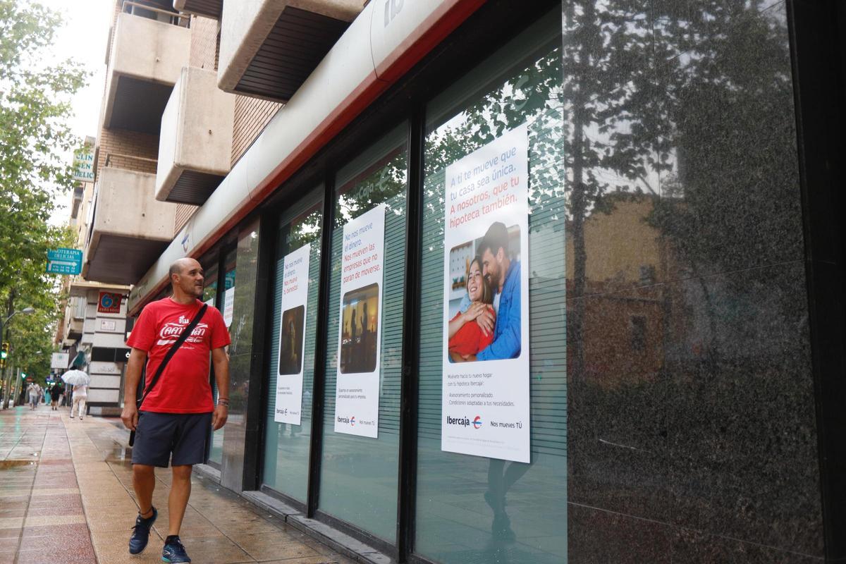 Carteles publicitarios de hipotecas en una oficina bancaria de Ibercaja en Zaragoza.