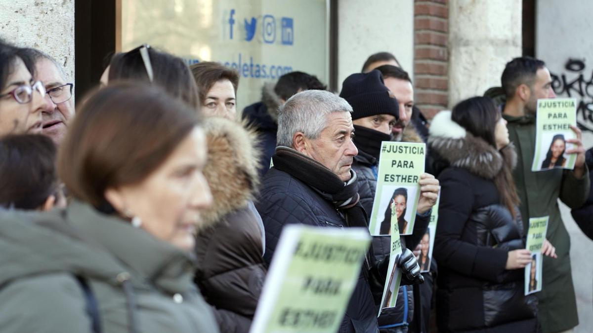 El padre de Esther López en una concentración frente a los juzgados.