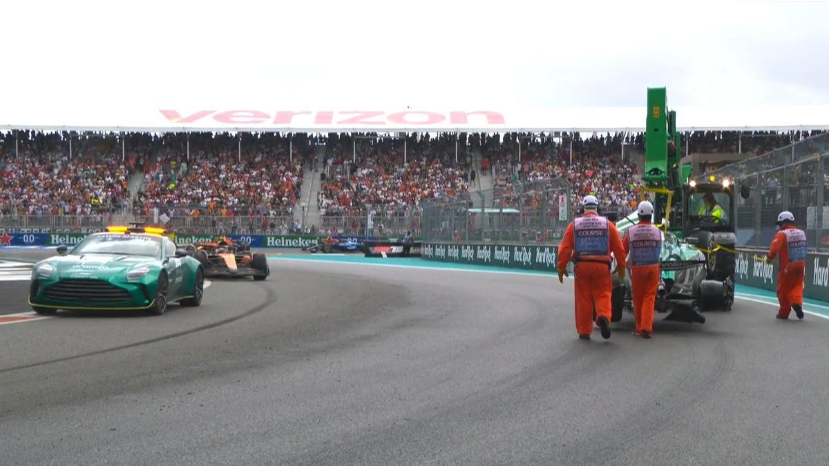 Los comisarios retiran el coche de Alonso tras su accidente con Lawson