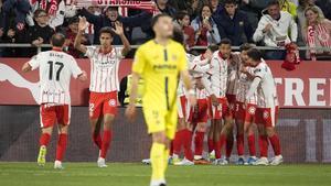 La alegría de los jugadores del Girona tras el gol en propia puerta de Pau Navarro que les dio el triunfo ante el Villarreal.