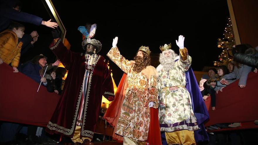 El &#039;tirorí&#039; acompaña el desfile solidario de Sus Majestades en Vila-real