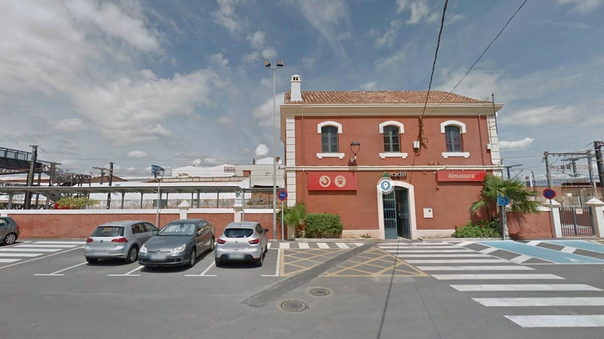 El tren arrolla a una persona en la estación de Almassora.