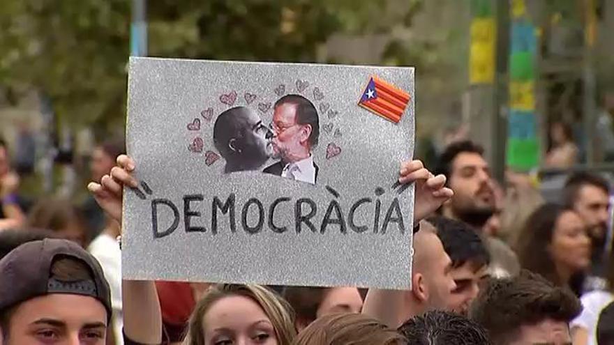 Independentistas cortan calles en la huelga general en Barcelona