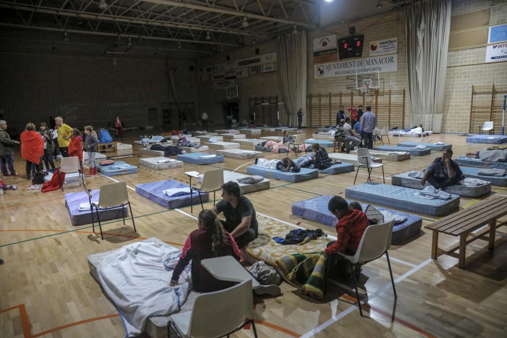 Das Dorf Sant Llorenç im Osten von Mallorca wurde nach einem heftigen Wolkenguss am Dienstag (9.10.) völlig überschwemmt. Opfer suchten in der Turnhalle Unterschlupf.