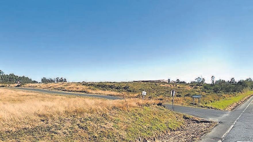 Zona de O Valló en Aranga donde se ubicará un parque, y abajo zona en Loureda en Arteixo donde irá otro.