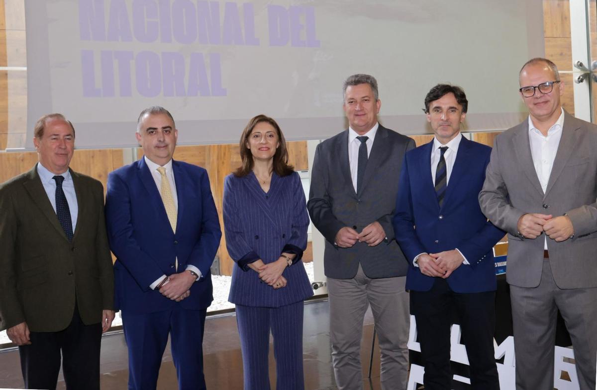 El consejero de Fomento e Infraestructuras, Jorge García Montoro, con los consejeros del Litoral en Valencia.