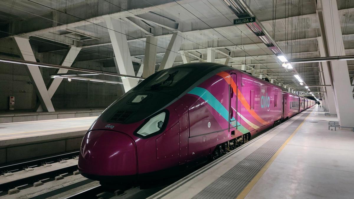 Un tren Avril Avlo de Renfe en la estación de Vigo-Urzáiz en una imagen de archivo.