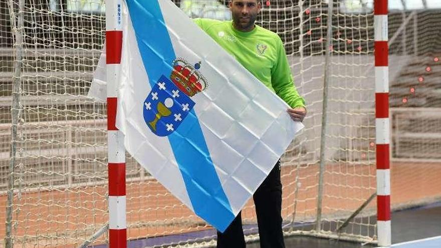 Javi Santana, con una bandera gallega. // Gustavo Santos