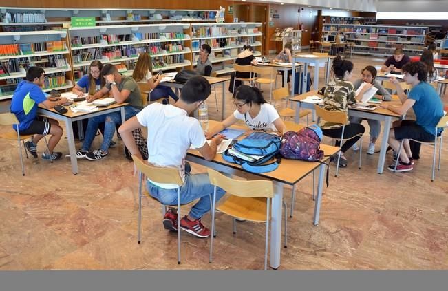 ESTUDIANTES BACHILLERATO PREPARANDO LA PAU