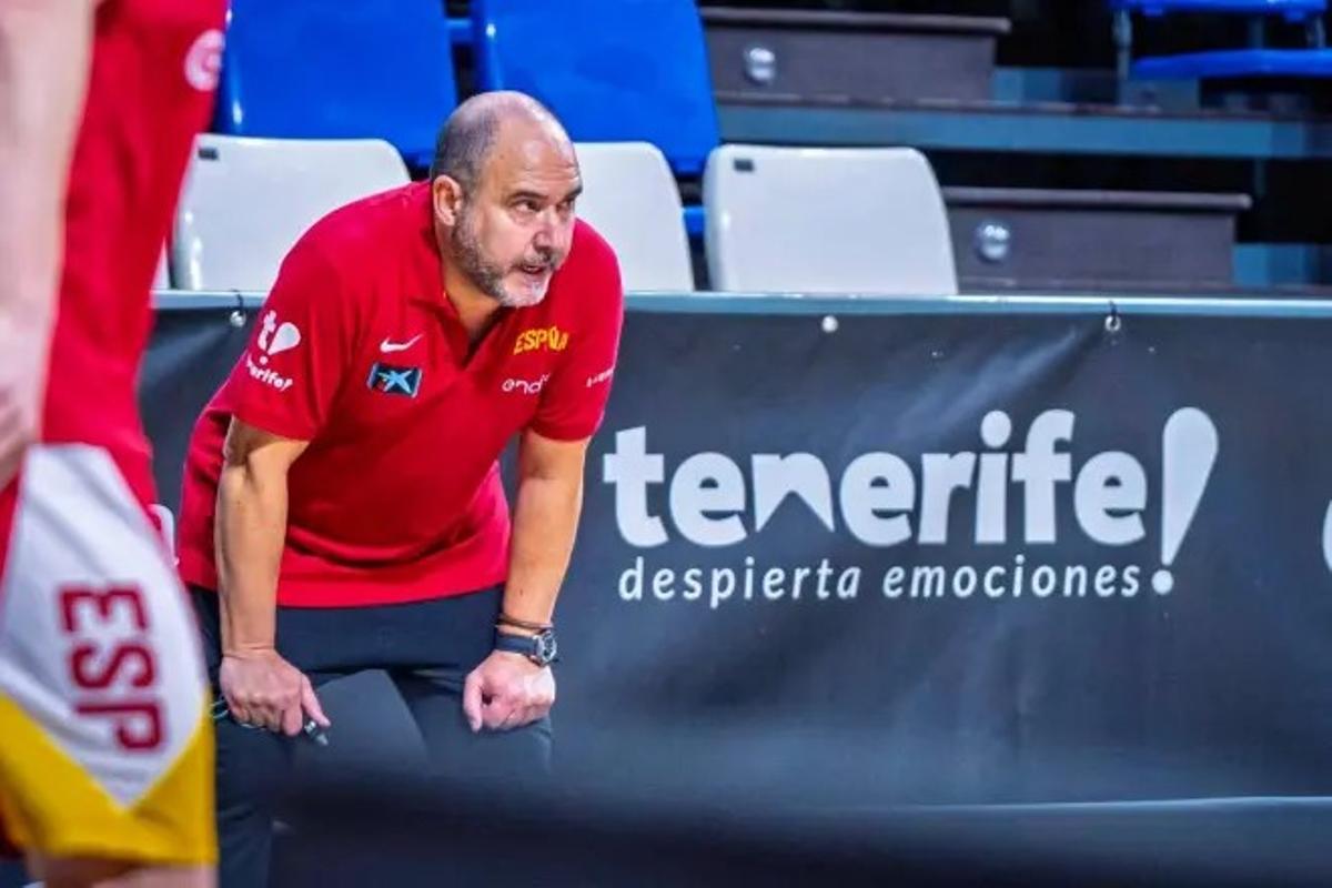 Chus Mateo observa el entrenamiento del equipo nacional en Tenerife