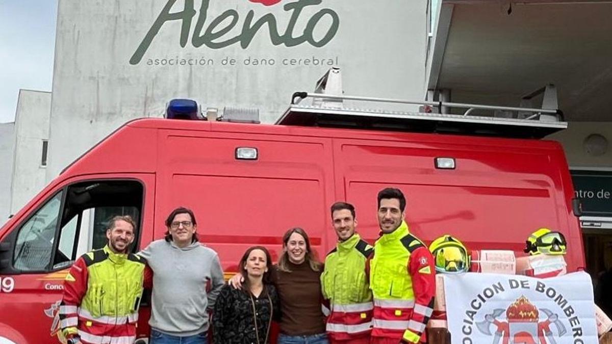 Entrega de los pañales por parte de los Bomberos a Alento