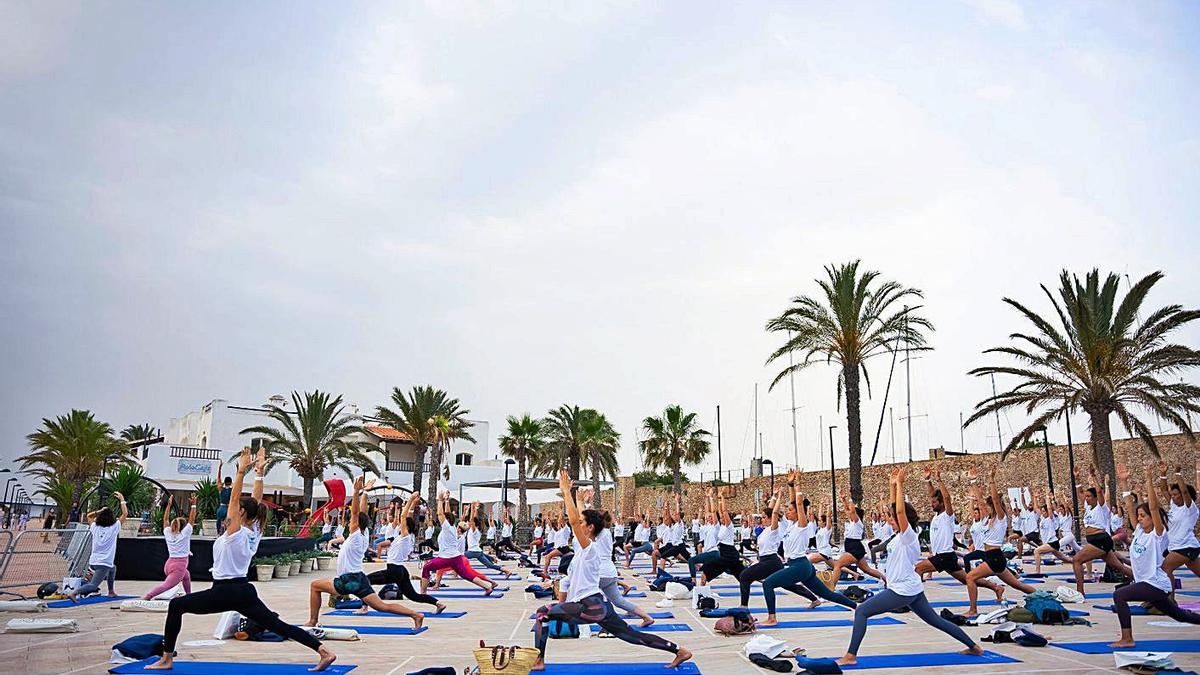 Imagen de archivo de un taller de yoga al aire libre