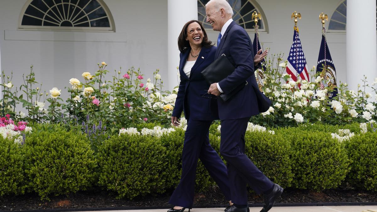 El presidente Joe Biden junto a la vicepresidenta Jamala Harris, el 13 de mayo de 2021