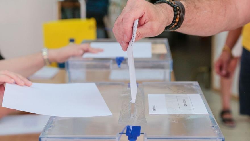 Un ciudadano votando en una de las últimas elecciones celebradas en España.