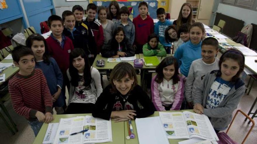 Mónica Fuentes, en el centro, rodeada de sus alumnos, en el Colegio Las Vegas.