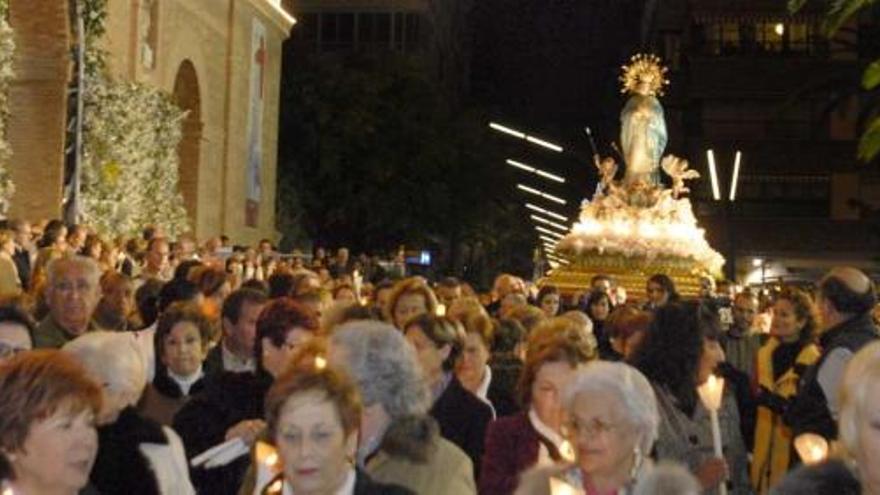 La imagen de la patrona cruzó las puertas entre un arco de flores blancas y ante cientos de personas que aguardaron en silencio su salida.