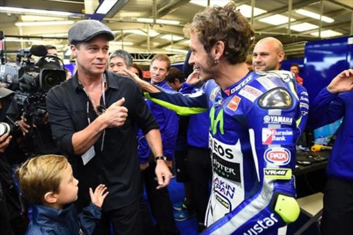 Valentino Rossi saluda afectuosament ahir, a Silverstone, Brad Pitt i el seu fill Knox, de 7 anys. Valentino Rossi saluda afectuosament ahir, a Silverstone, Brad Pitt i el seu fill Knox, de 7 anys.