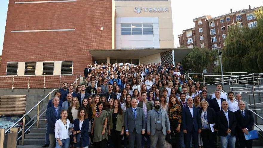 Alumnos y personal docente de CESINE, en los exteriores del centro universitario.