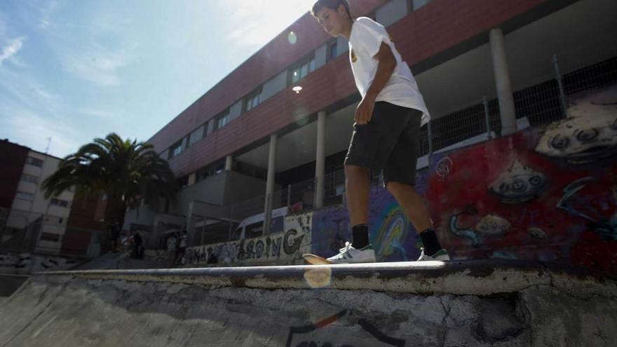 Un joven, ayer, patinando en la pista de skate de La Magdalena.