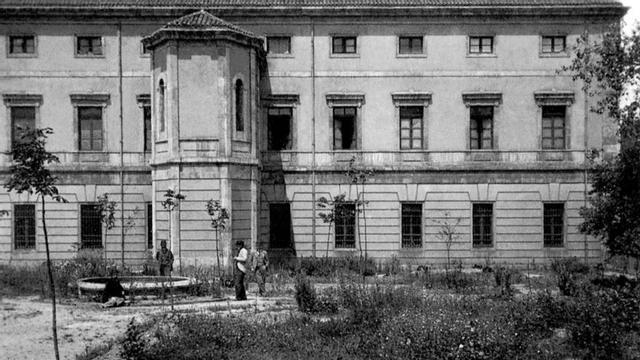 Huerta y fachada del instituto con el salidito que ocupaba la capilla. | Foto Castillo