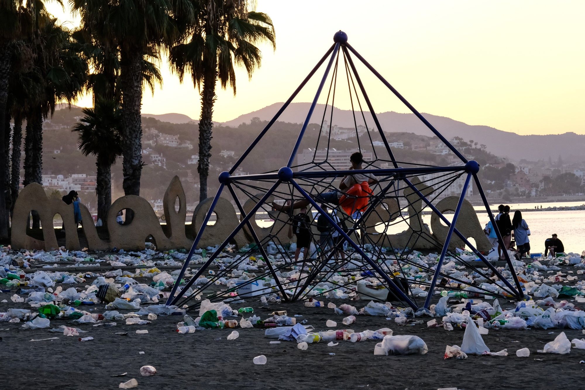 Toneladas de basura se acumulan en la playa tras celebrar la Noche de San Juan