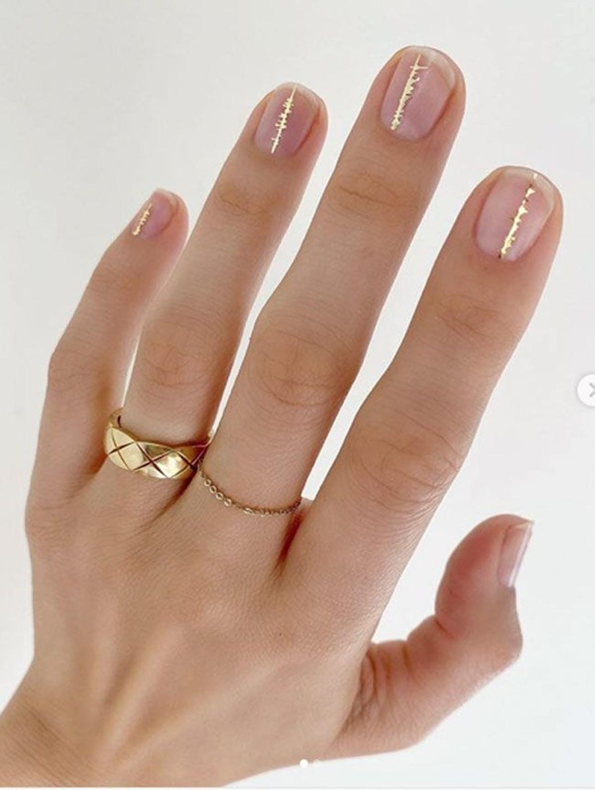 Manicura minimal rayo oro