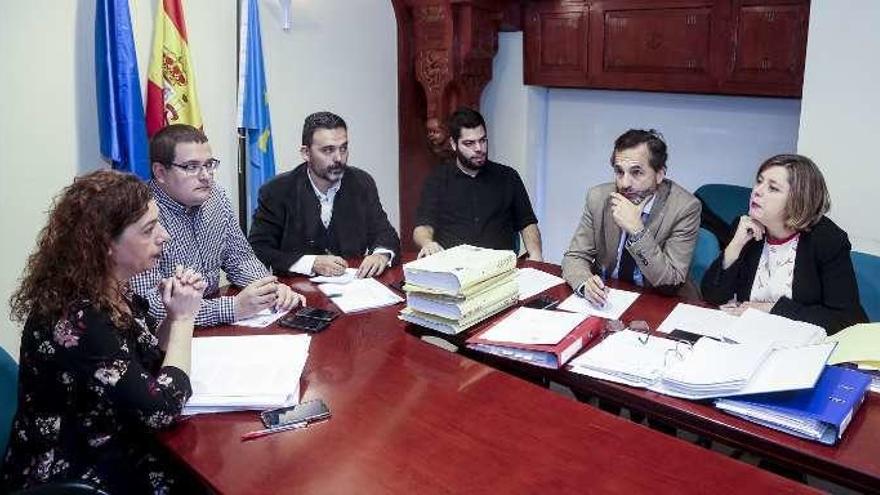 Los socios de gobierno, con el secretario, ayer, en la comisión del &quot;caso Aquagest&quot;.