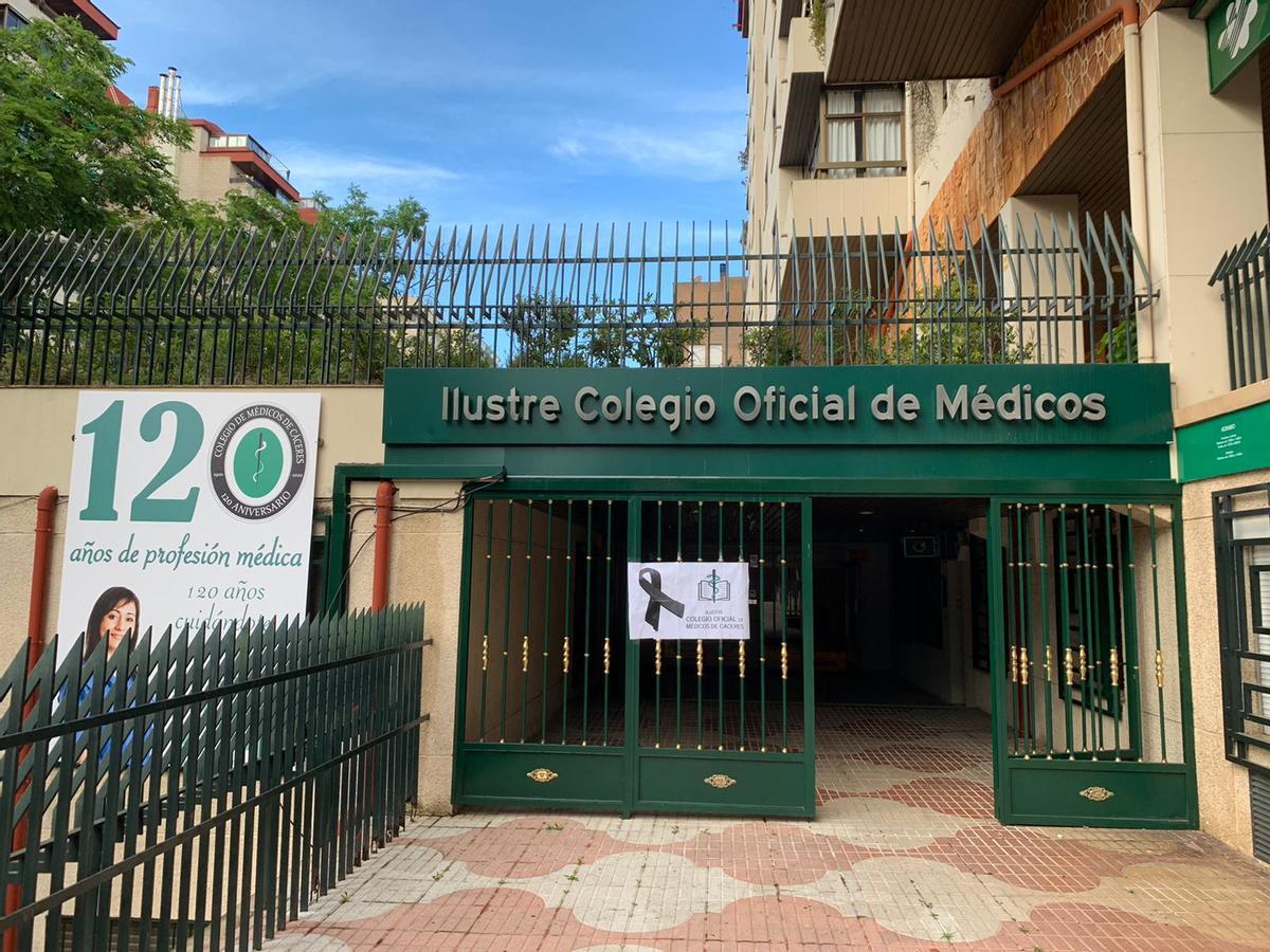 Fachada del Colegio de Médicos de Cáceres.