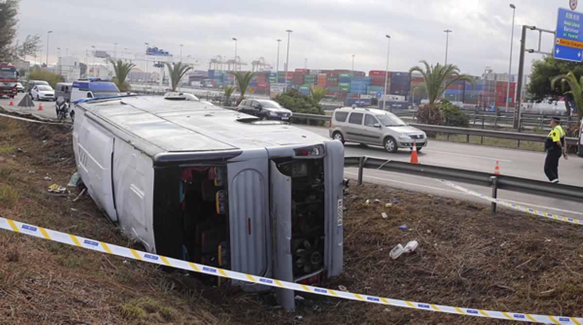 Un bus bolca a la Ronda del Litoral