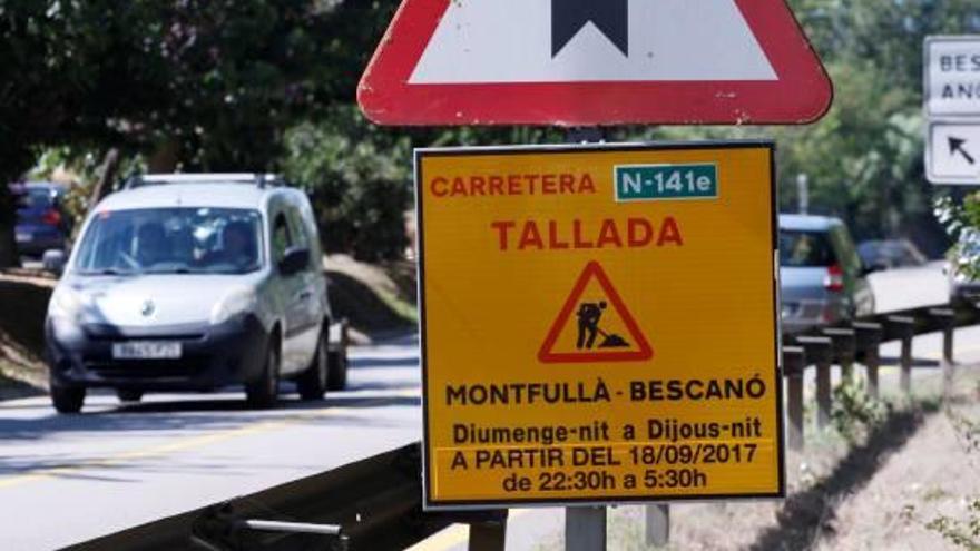 Un rètol informa els conductors dels horaris dels talls de circulació.