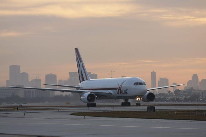 Un avión de carga de Amazon se estrella en el aeropuerto de Miami