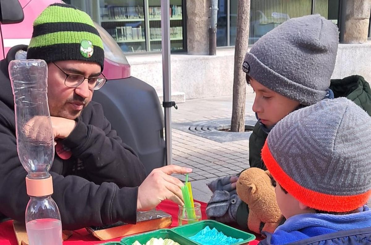 Uns ifants dissabte al pas de la furgoneta Charlotte per Puigcerdà