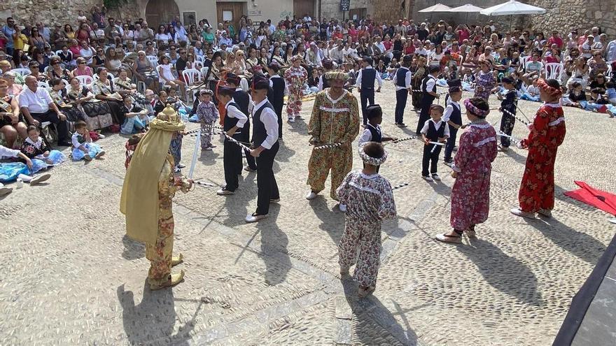 Fiestas de Peñíscola: Los niños rinden un homenaje a los mayores en su día