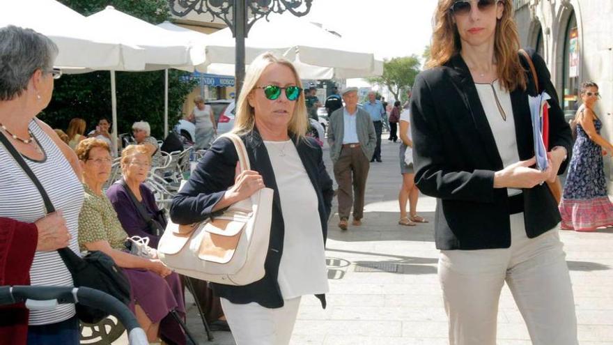 Marina Castaño, en el centro, a su llegado a los Juzgados de Padrón.