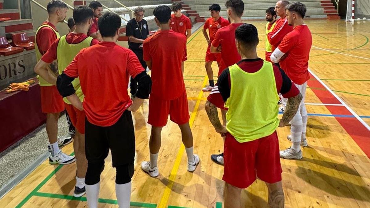 L'entrenador Sito Rivera, donant instruccions als seus homes al pavelló de Palau.
