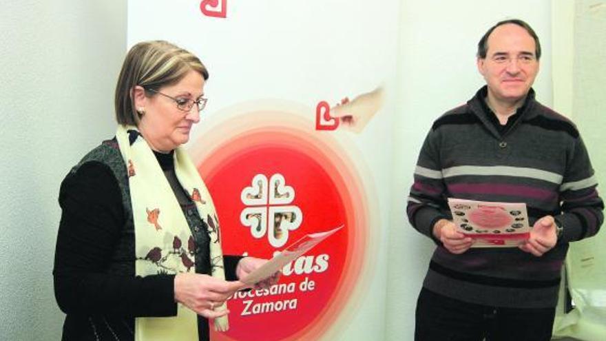 La directora de Cáritas, Mercedes Morán, y el delegado diocesano de la organización, Antonio Jesús Martín de Lera.