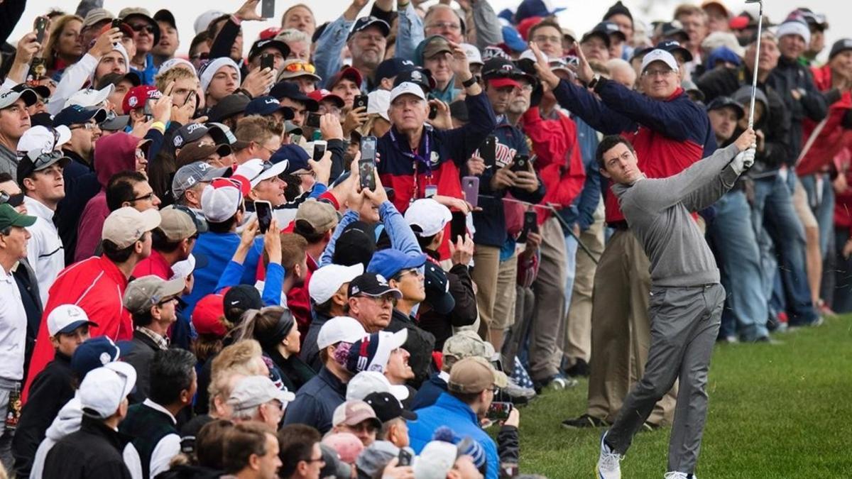 El norirlandés McIlroy da un golpe de salida ante una multitud en un entrenamiento de la Ryder en el Hazeltine National Golf Club.