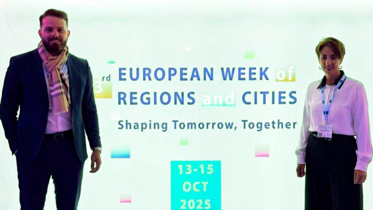 La alcaldesa Onalia Bueno junto al gerente de Gestiona Mogán, Eduardo Álamo, en Bruselas.