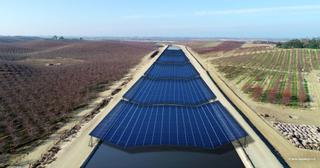 Cubrir canales de agua con paneles solares, una idea sostenible que llega a España