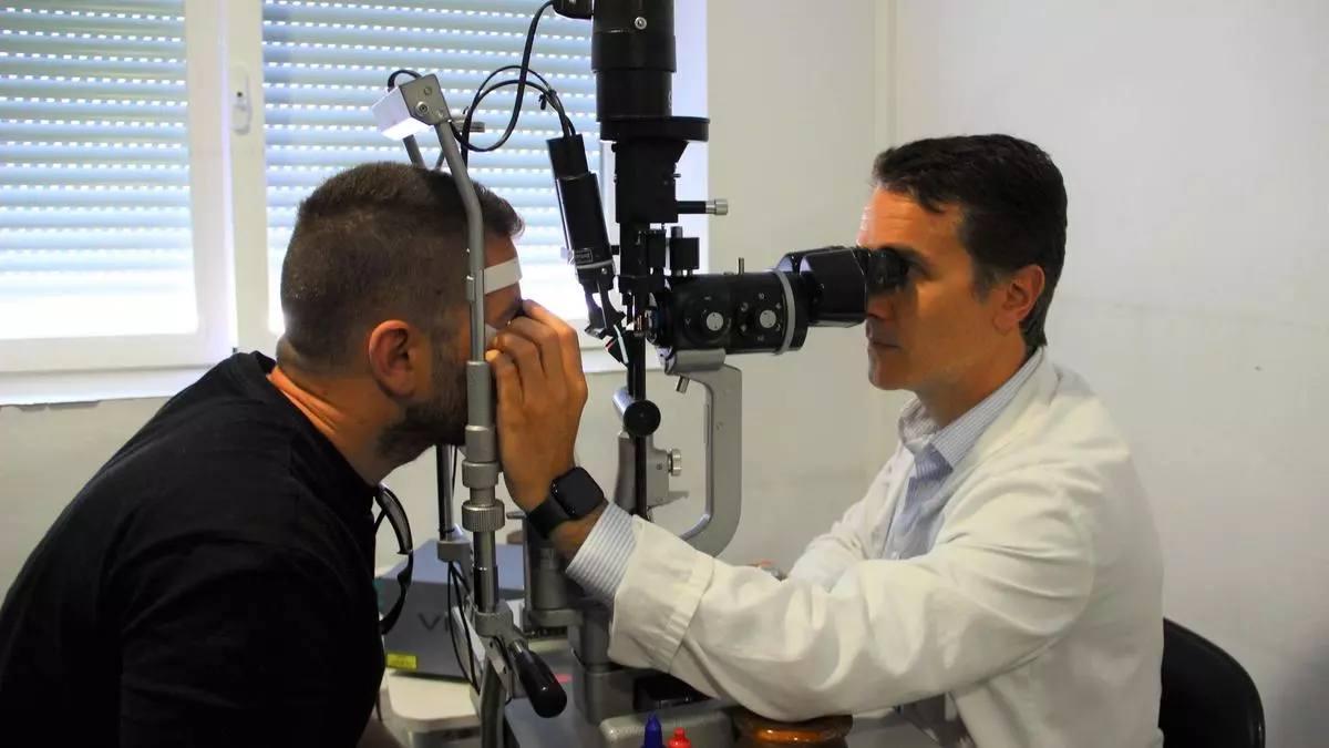 L’oftalmòleg José Ignacio Fernández-Vigo, de l’Hospital públic Clínico San Carlos, amb un pacient