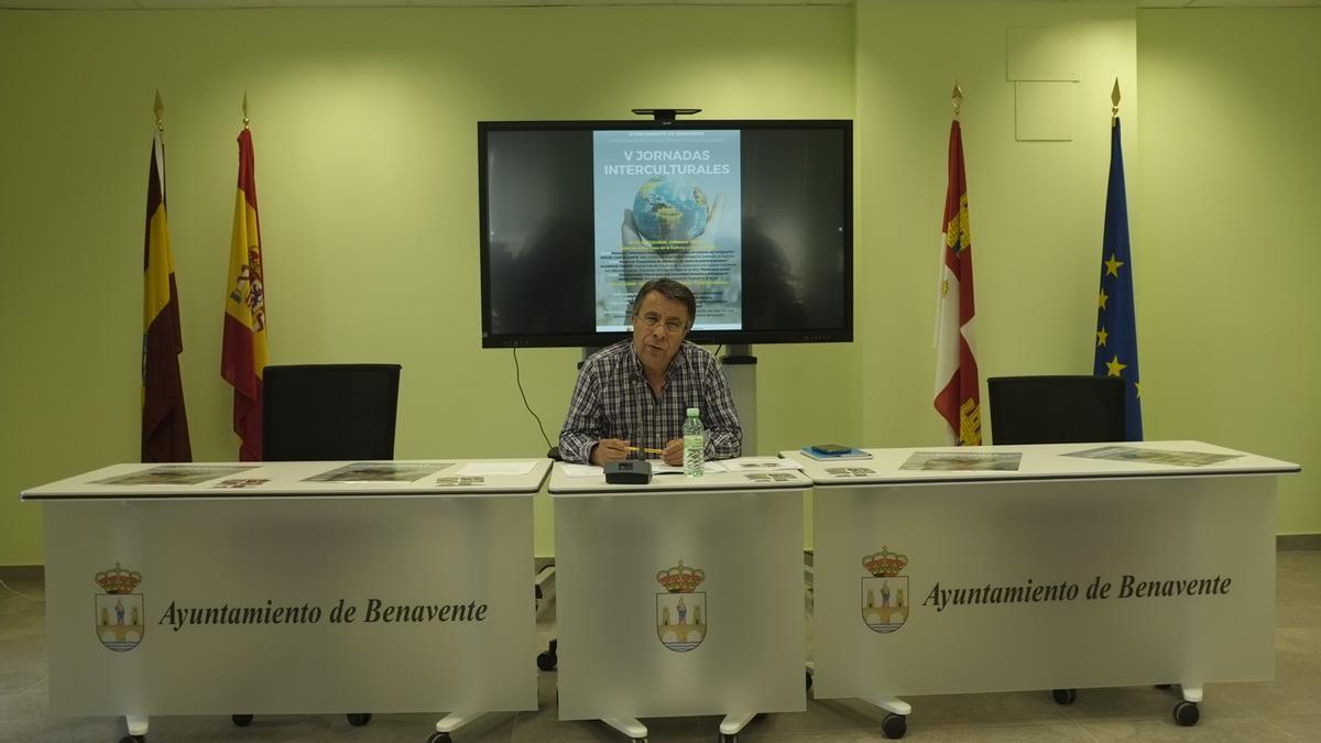 El concejal de Bienestar Social y Educación, Antonio Vega, durante la presentación de las jornadas.