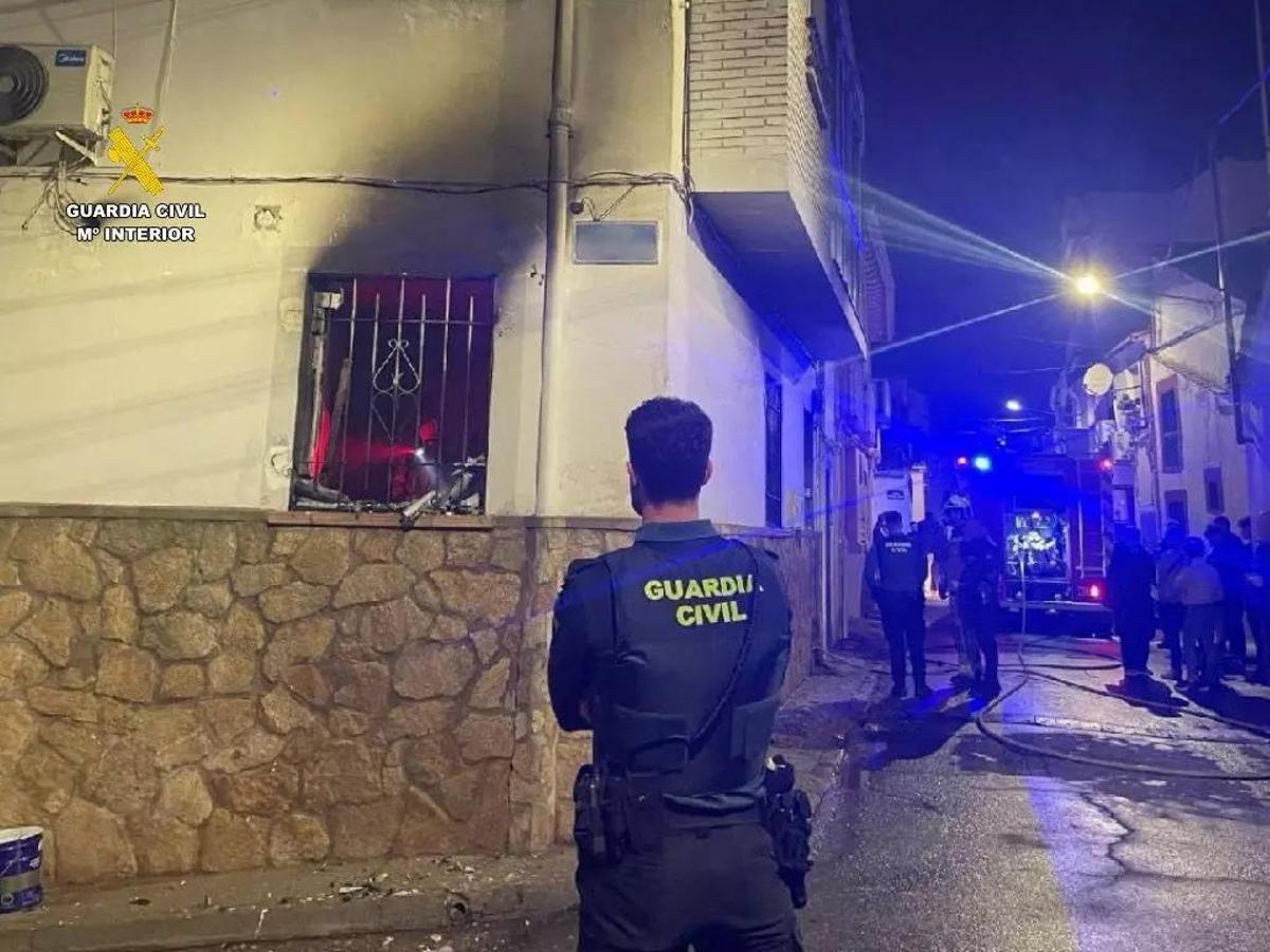 Los bomberos y la Guardia Civil en la vivienda quemada en Navalmoral.