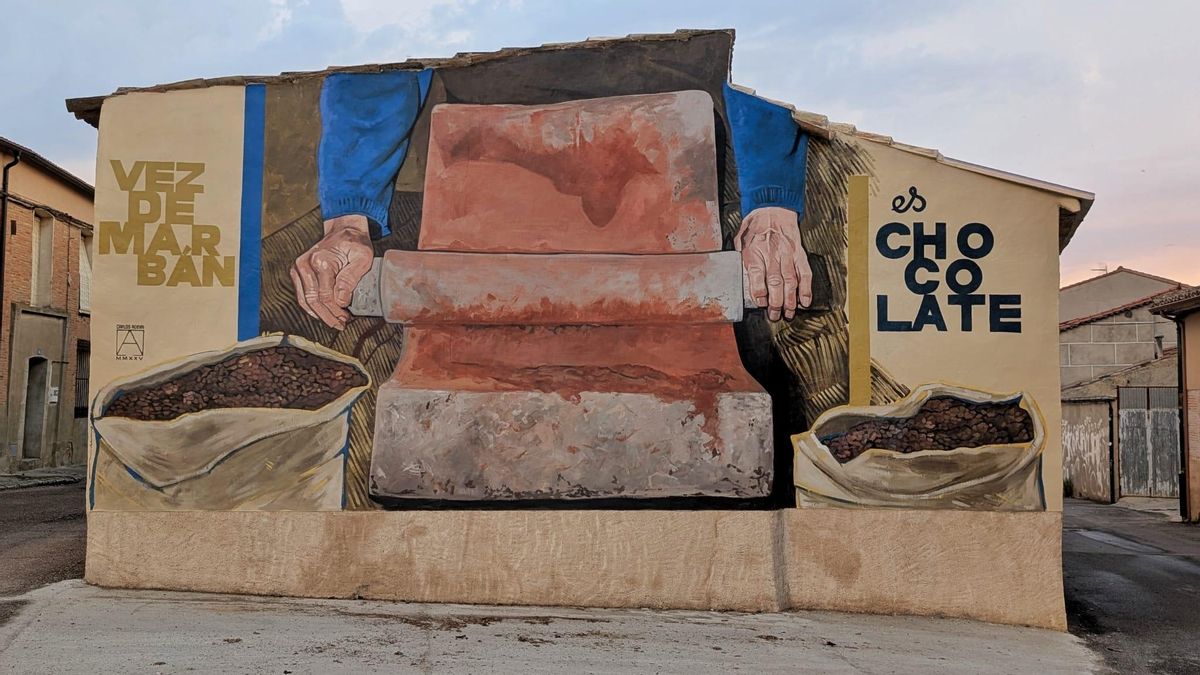 Vista del mural "Es chocolate", pintado por Carlos Adeva en Vezdemarbán.