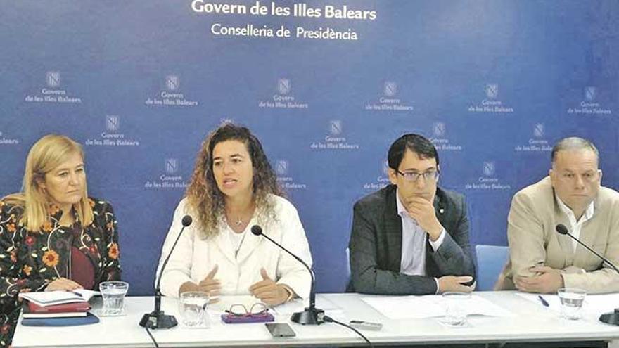 Rosa Cursach, Pilar Costa, Iago Negueruela y Llorenç Pou durante la presentación del plan.