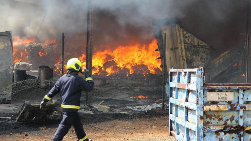 Un bombero se dirige a la nave en llamas.