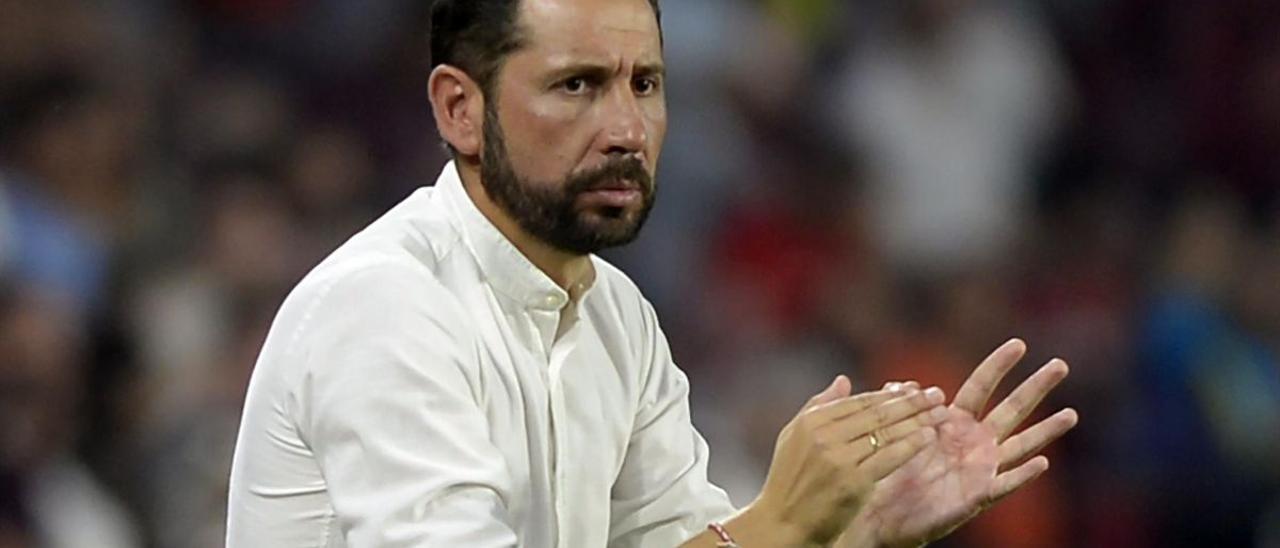Pablo Machín, nuevo entrenador del Elche, aplaude durante un partido